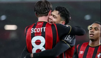 Liverpool zgjohet në fund, Bournemouth bën spektakël në pjesën e parë (video)