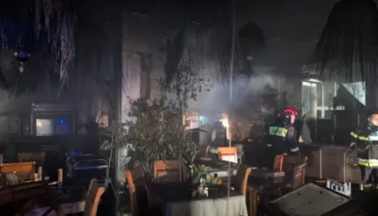 Lokali përfshihet nga flakët/ I mbyllur dhe jashtë funksionit prej kohësh, mësohet se shkak është bërë…