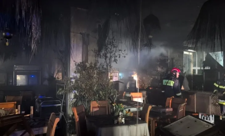 Lokali përfshihet nga flakët/ I mbyllur dhe jashtë funksionit prej kohësh, mësohet se shkak është bërë…