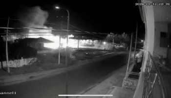 Lokali shkrumbohet nga flakët në Durrës, dyshohet për zjarrvënie të qëllimshme. Çfarë u pa në kamerat e sigurisë