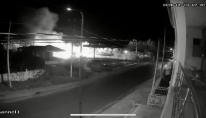 Lokali shkrumbohet nga flakët në Durrës, dyshohet për zjarrvënie të qëllimshme. Çfarë u pa në kamerat e sigurisë