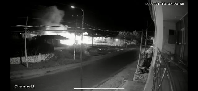 Lokali shkrumbohet nga flakët në Durrës, dyshohet për zjarrvënie të qëllimshme. Çfarë u pa në kamerat e sigurisë