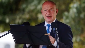 Luante tenis me bashkëshorten ndërsa qytetarët nuk kishin drita, forcat politike bëhen bashkë dhe kërkojnë dorëheqjen e kryebashkiakut të Berlinit