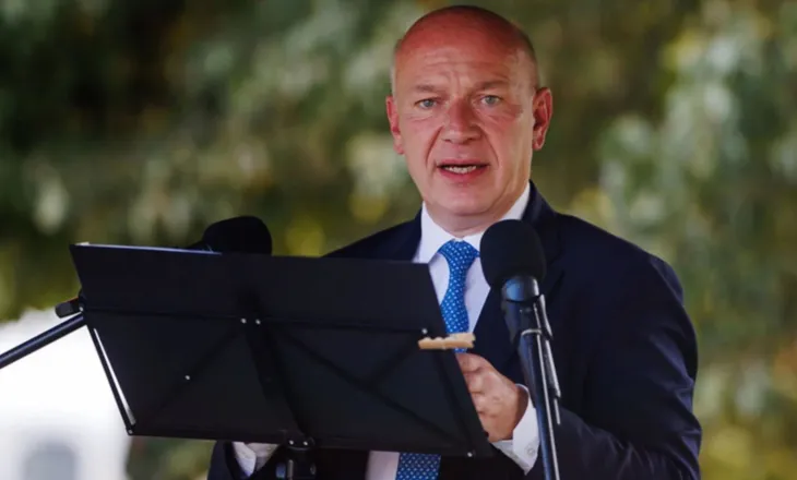 Luante tenis me bashkëshorten ndërsa qytetarët nuk kishin drita, forcat politike bëhen bashkë dhe kërkojnë dorëheqjen e kryebashkiakut të Berlinit