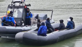 Luftë e re kundër kontrabandistëve, Franca kryen ndërhyrjen e parë në ujë për të kapur varkat e emigrantëve drejt Britanisë