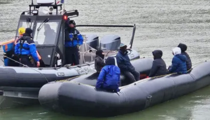 Luftë e re kundër kontrabandistëve, Franca kryen ndërhyrjen e parë në ujë për të kapur varkat e emigrantëve drejt Britanisë