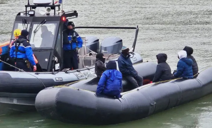 Luftë e re kundër kontrabandistëve, Franca kryen ndërhyrjen e parë në ujë për të kapur varkat e emigrantëve drejt Britanisë