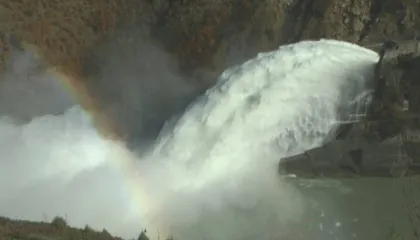 Lumenjtë dalin përsëri nga shtrati, hidrocentrali i Fierzës nis shkarkimet