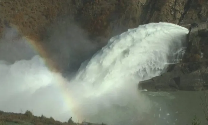 Lumenjtë dalin përsëri nga shtrati, hidrocentrali i Fierzës nis shkarkimet