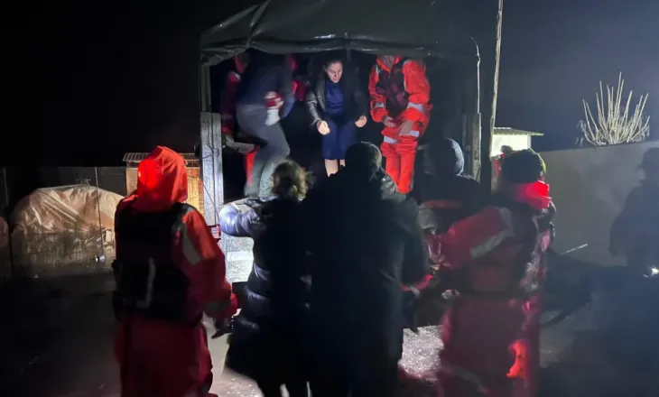 Lumi Seman del nga shtrati, Vengu: Evakuimi i banorëve ka vijuar gjatë gjithë natës