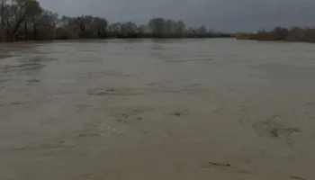Lumi Vjosa gati të shpërthejë, niveli i ujit në pikë kritike, arrin në 8 metra