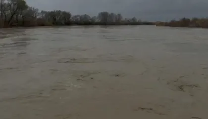 Lumi Vjosa gati të shpërthejë, niveli i ujit në pikë kritike, arrin në 8 metra