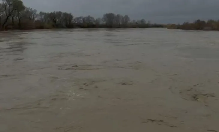 Lumi Vjosa gati të shpërthejë, niveli i ujit në pikë kritike, arrin në 8 metra