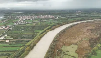 Lumi Vjosa në pikën kritike, rrezikon daljen nga shtrati, mund të preken disa fshatra