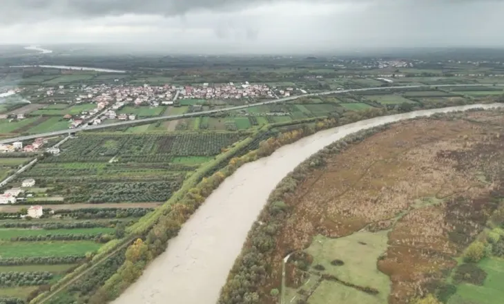 Lumi Vjosa në pikën kritike, rrezikon daljen nga shtrati, mund të preken disa fshatra