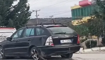 Lushnje/ Aksident në rrethrrotullimin e Savrës, përplasen 2 mjete, s’ka të lënduar