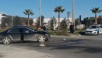 Lushnje, Benz-i me shpejtësi “skëterrë” merr para Volswagen-in. Pamje pas aksidentit