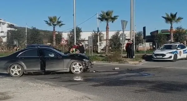 Lushnje, Benz-i me shpejtësi “skëterrë” merr para Volswagen-in. Pamje pas aksidentit