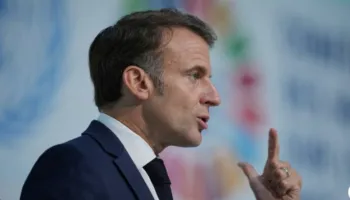 Macron bën thirrje që deri në shtator të hyjë në fuqi ndalimi i rrjeteve sociale për fëmijët nën 15 vjeç