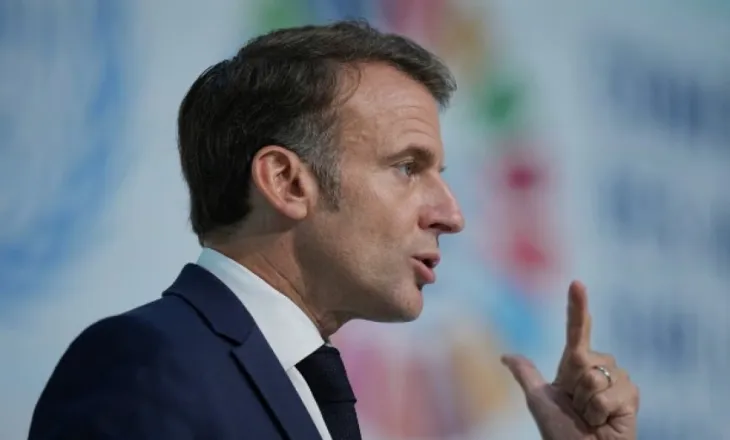 Macron bën thirrje që deri në shtator të hyjë në fuqi ndalimi i rrjeteve sociale për fëmijët nën 15 vjeç