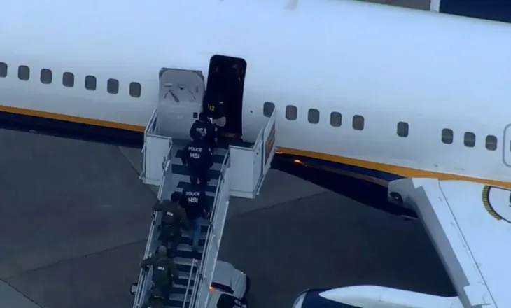 Maduro dhe bashkëshortja e tij mbërrijnë në bazën ushtarake të Nju Jorkut