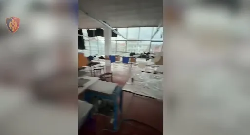 Magazinë për stampime veshjesh me logo false, pranga turkut në Kamëz