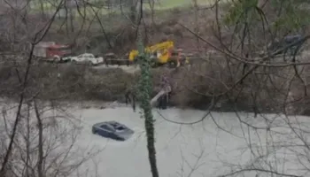 Makina bie në përrua, arrestohet shoferi, pasagjeri rezulton i zhdukur