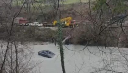 Makina bie në përrua, arrestohet shoferi, pasagjeri rezulton i zhdukur