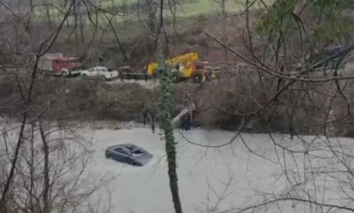 Makina bie në përrua, arrestohet shoferi, pasagjeri rezulton i zhdukur