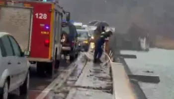 Makina bie nga ura, tre persona përfundojnë në spital