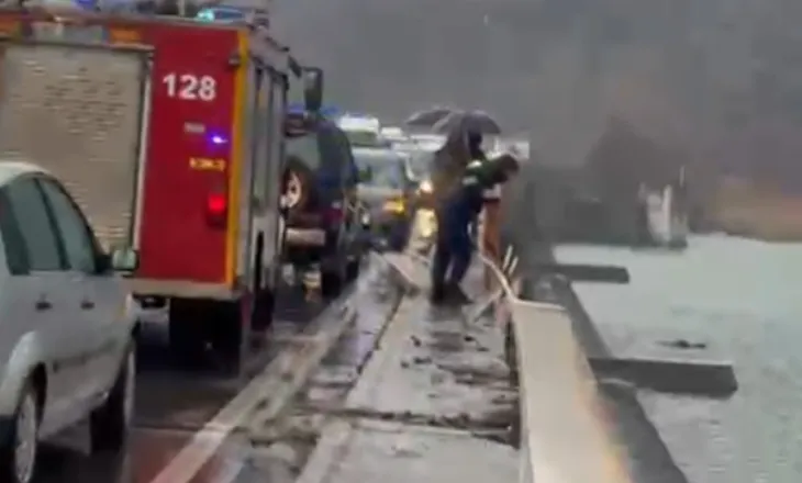 Makina bie nga ura, tre persona përfundojnë në spital