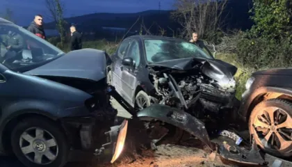 Makina del nga rruga në Sarandë, plagosen dy të rinj/ EMRAT