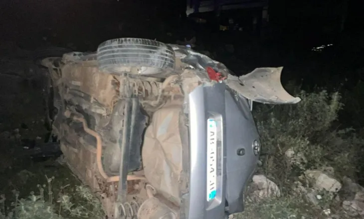 Makina del nga rruga në Sarandë, plagosen dy të rinjtë (Emrat)