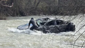 Makina përfundoi në lumin Mat, polumbarët e RENEAS vijojnë kërkimet për gjetjen e 30 vjeçarit