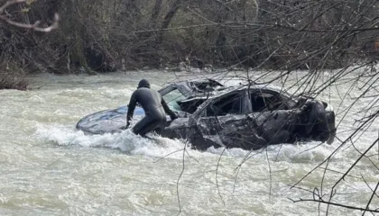 Makina përfundoi në lumin Mat, polumbarët e RENEAS vijojnë kërkimet për gjetjen e 30 vjeçarit