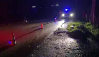 Makina përplas çiftin e bashkëshortëve në Fier