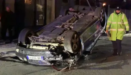 Makina përplaset me shtyllën në Lezhë dhe përmbyset në rrugë