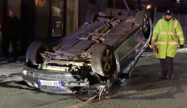 Makina përplaset me shtyllën në Lezhë dhe përmbyset në rrugë