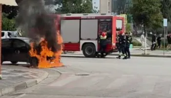 Makina shpërthen në flakë në mes të qytetit të Fierit, shoferi shpëton në çastin e fundit