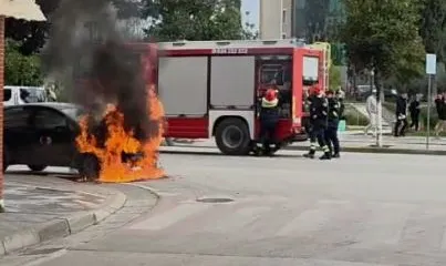 Makina shpërthen në flakë në mes të qytetit të Fierit, shoferi shpëton në çastin e fundit