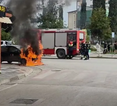 Makina shpërthen në flakë në mes të qytetit të Fierit, shoferi shpëton në çastin e fundit