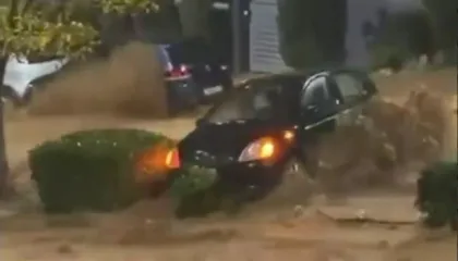 Makinat lundrojnë si varka/ Pamje apokaliptike nga Greqia, lumenj dhe përrenj marrin përpara gjithçka