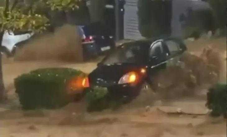 Makinat lundrojnë si varka/ Pamje apokaliptike nga Greqia, lumenj dhe përrenj marrin përpara gjithçka