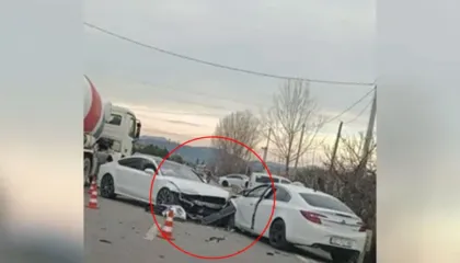 Makinat përplasen ‘kokë më kokë’, dy vajza kanë mbetur të dëmtuara