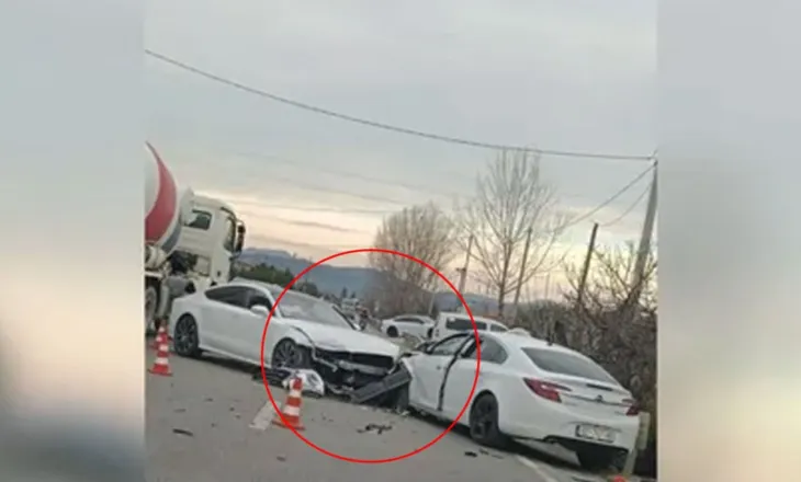 Makinat përplasen ‘kokë më kokë’, dy vajza kanë mbetur të dëmtuara