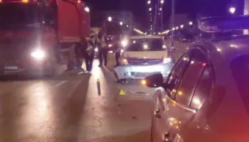 Makinat përplasen “kokë më kokë” në Berat, plagoset çifti i bashkëshortëve