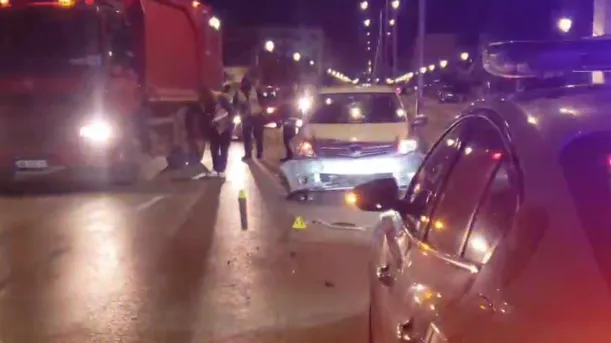 Makinat përplasen “kokë më kokë” në Berat, plagoset çifti i bashkëshortëve