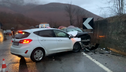 Makinat përplasen ‘kokë më kokë’ në Rrugën e Arbrit, dy të plagosur dërgohen te Trauma