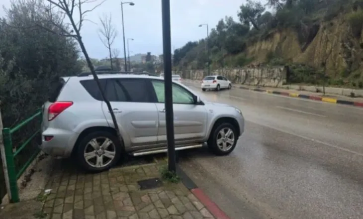 Makinat përplasen “kokë më kokë” në Sarandë, plagoset shoferja