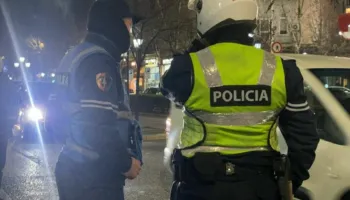 Makinat përplasen ‘kokë më kokë’, vdes pasagjeri 25-vjeçar në Laç